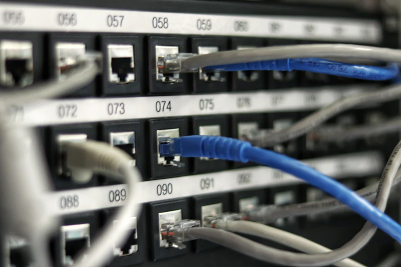 Corredor de data center com racks iluminados